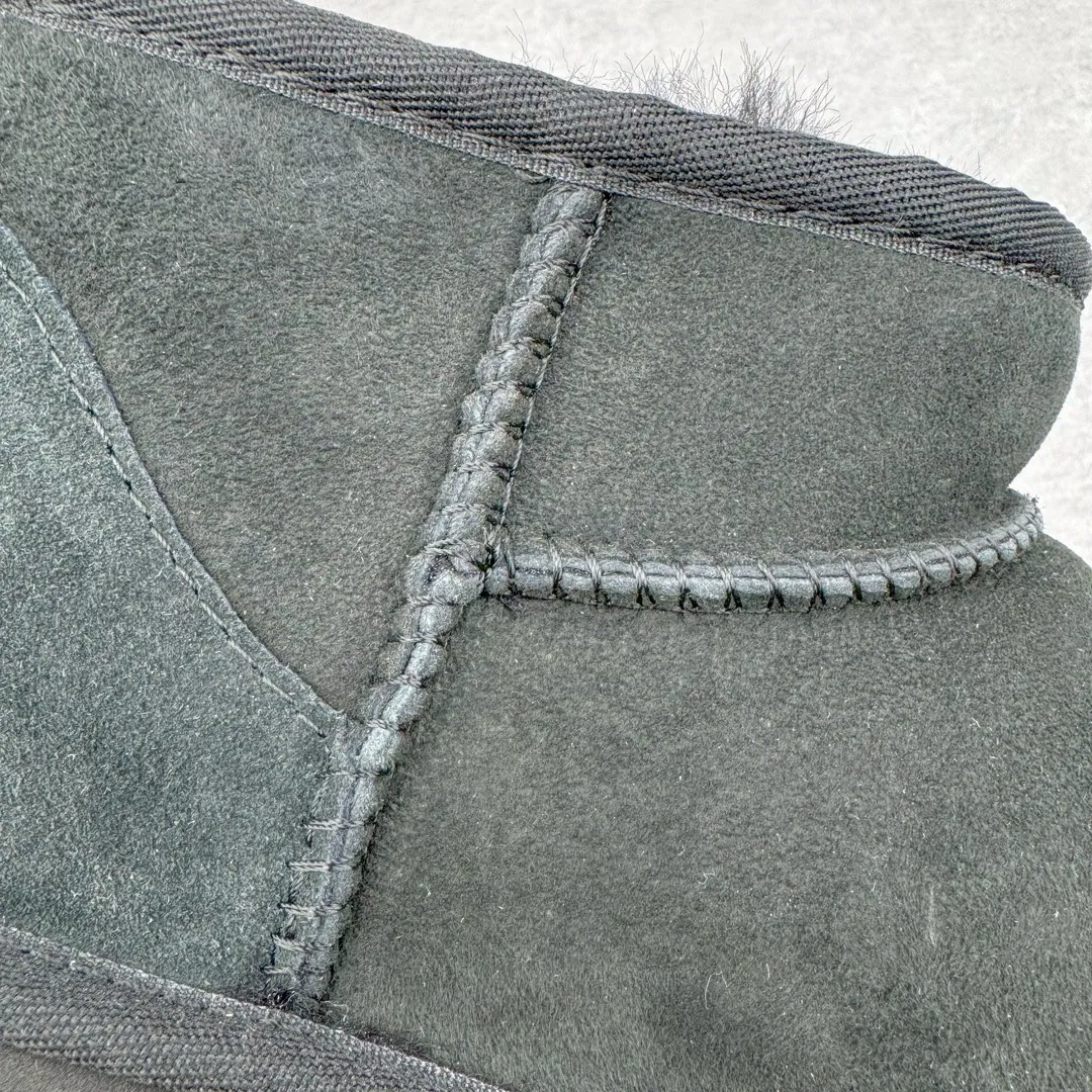 Pick up locally 💰520 UGG 5092 Classic autumn and winter sheepskin and fur integrated snow boots. All shoes are made of ZP. Longfeng A-grade Australian imported sheepskin and fur integrated brand OEM production line. Fully follow the ZP process. OEM original pattern maker. Adhering to the principle of no original shoe development and selection. Pay attention to every detail. The most authentic version on the market. TREADLITE "Light Wing" technology outsole. Light/durable/flexible/pile size: 35 36 37 38 39 40 Coding: by2936070